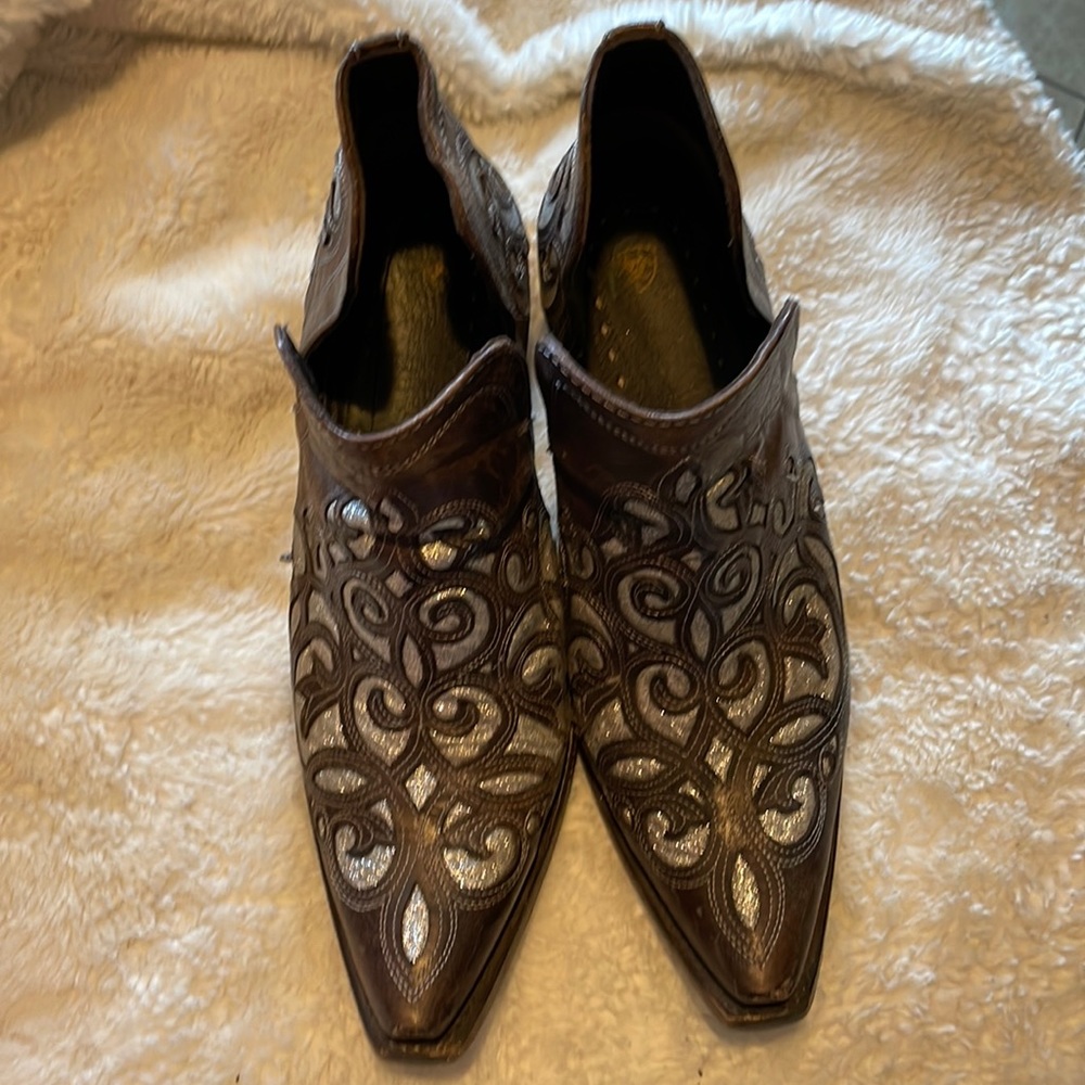 Ariat Dixon booties silver inlay.